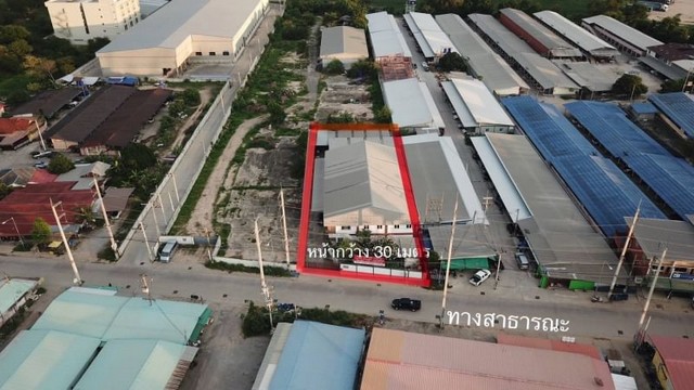 TEL : 092-288 9359 คุณดนิตาLine : https://line.me/ti/p/yxo92dHWP1รายละเอียดโรงงาน : พื้นที่ 1,800 ตารางเมตร (1ไร่เต็ม)โกดัง 1,080 ตารางเมตร(30*36 เมตร)(แข็งแรงตอกเสาเข็ม)รองรับ overhead เครนได้ 4-5 ตัน ความสูง 9 เมตรออฟฟิต  2 ชั้น  216 ตารางเมตร ( 18*6 เมตร)ประตูรั้ว รีโมทอัตโนมัติ สูง 3 เมตร ยาว6เมตรถนนเข้า-ออก กว้าง 6 เมตร รถเทรลเลอร์รถพ่วงเข้าออกได้1ทางไฟฟ้า 3 เฟส มีระบบน้ำบาดาลสะอาดใช้ตลอดปี ไม่เสียค่าน้ำห้อง สโตร์เก็บของ ห