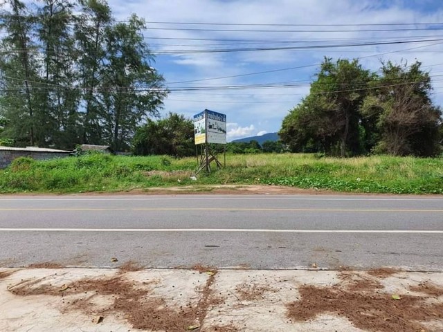 TEL : 092-288 9359 คุณดนิตาLine : https://line.me/ti/p/yxo92dHWP1รายละเอียด : เนื้อที่ขนาด 1-2-88.7 ไร่ (โฉนดครุฑแดง)หน้าติดถนนเลียบหาด 35 เมตรความลึกที่ดิน 75 เมตรจุดเด่น :1.สี่เหลี่ยมสวยมาก ไม่เป็นเส้นก๋วยเตี๋ยว หาไม่ได้อีกแล้ว2.ที่ถมแล้วมากกว่า 10 ปี (ดินแน่น)3.ติดถนนเลียบหาดแม่รำพึง4.ไม่มีร้านค้าบังวิวทะเล5.มีทางเดินลงหาด (ตามภาพ)6.ใกล้ที่พักสายตรวจ หาดแม่รำพึง (ตามภาพ)7.ใกล้ทางออกสุขุมวิท (ตามภาพ)8.เห็นท