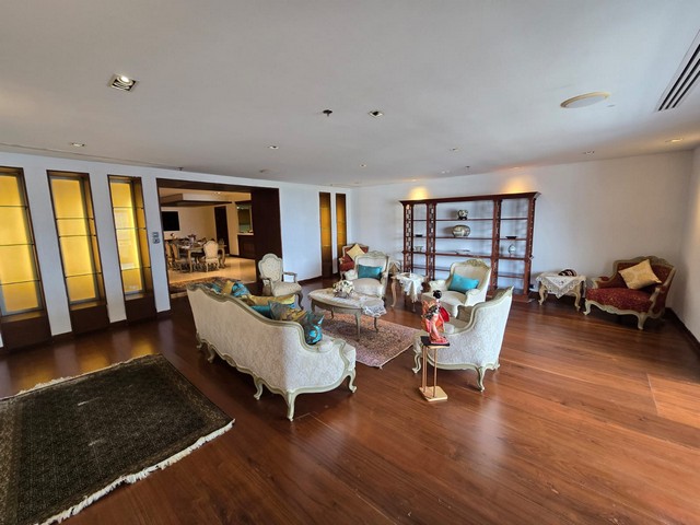 LV52893 ให้เช่า คอนโด คาลิสต้า แมนชั่น (สุขุมวิท 11) KALLISTA MANSION ใกล้แหล่งสถานศึกษาและแหล่งช็อปปิ้งมากมาย เดินทางสะดวกด้วยรถไฟฟ้า BTS นานาราคาขาย : 165,000 บาท/เดือนที่ตั้ง : ถนนสุขุมวิท ซอย 1 แขวงคลองเตยเหนือ เขตวัฒนา กทม. 10110ชื่อโครงการ : คาลิสต้า แมนชั่น (สุขุมวิท 11) KALLISTA MANSIONรายละเอียด :- พื้นที่ใช้สอย 315 ตร.ม. - 3 ห้องนอน - 3 ห้องน้ำ สิ่งอำนวยความสะดวก : – ระบบรักษาความปลอดภัย 24 ชม.– สระว่ายน้