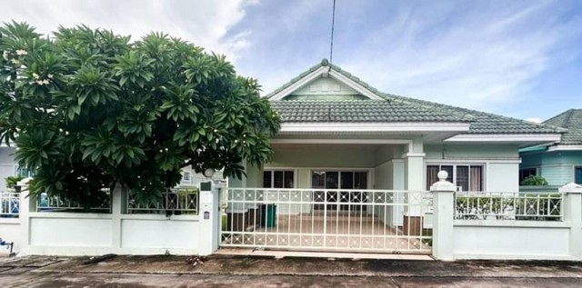 TEL : 092-288 9359 คุณดนิตาLine : https://line.me/ti/p/yxo92dHWP1ขายบ้านเดี่ยวชั้นเดียว ใกล้โรงเรียนนานาชาติรีเจ้นท์ รายละเอียด : พื้นที่ 60 ตารางวา ขนาด 3 ห้องนอน 2 ห้องน้ำ บ้านเดี่ยวในโครงการหมู่บ้านเจ้าของซื้อแล้วแทบไม่ได้อยู่เลยภายในดูใหม่มาก ห่างโรงเรียนนานาชาติ The Regent’s เพียง 5 กิโลเมตร เท่านั้นค่าโอน 50/50 F-A12