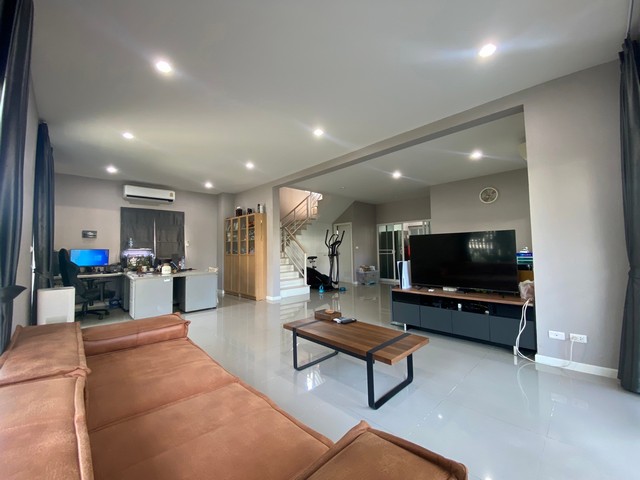 นีน่า นิค : 094-659-9369e-mail : nj.property21@gmail.comบ้านหรูหลังใหญ่ พร้อมอยู่  7.35 ล้านThe Plant Onnut-Motorway (เดอะ แพลนท์ อ่อนนุช-มอเตอร์เวย์)  บ้านเดี่ยวหลังมุม แบบบ้านไซส์ใหญ่ (The Tree)  ตกแต่งพร้อมอยู่  ราคาถูกสุดๆ  สภาพบ้านใหม่มาก- ประเภท : บ้านเดี่ยว- ตำแหน่งบ้าน : หลังมุม- แบบบ้านไซส์ใหญ่ (The Tree)- ขนาด :57.9 ตารางวา- พื้นที่ใช้สอย : 220 ตารางเมตร- จำนวนชั้น : 2 ชั้น- จำนวนห้อง : 3 ห้องนอน 3 ห้องน้ำ- ห้องรับแขก  ห้องทำงาน ห้อ