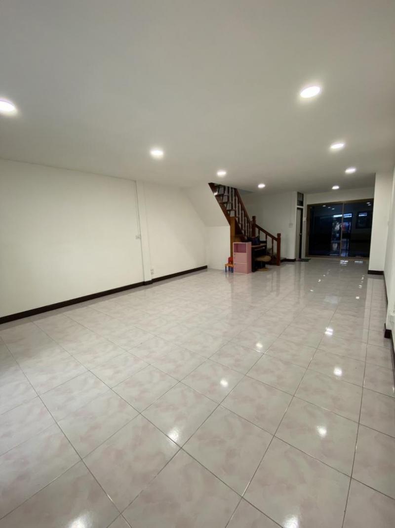 ให้เช่าทาวน์เฮ้าส์ 2 ชั้น หมู่บ้านชัยภัทร ซอยลาดพร้าววังหิน 83 เขตลาดพร้าว ( ไม่รับสัตว์เลี้ยง )