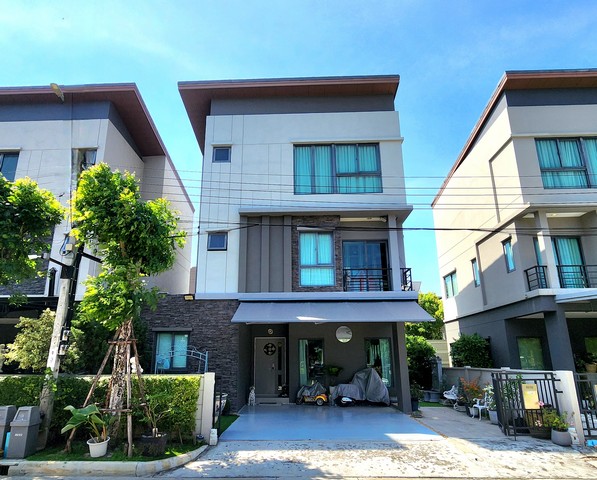 •บ้านแฝด 3 ชั้น เนื้อที่ 38.7 ตรว.พื้นที่ใช้สอย 218 ตรม. •จอดรถ 3 คัน หน้าบ้านทิศตะวันออก ตรงข้ามเป็นสวนหย่อม •4 ห้องนอน 4 ห้องน้ำ มีห้องนอนชั้นล่างรองรับผู้สูงวัย•ห้อง master room มี wolk-in closet แยกสัดส่วนลงตัวมาก พร้อมห้องน้ำในตัว มีอ่างอาบน้ำ•แอร์ 5 เครื่อง ติด Wallpaper ชั้น 1,2 พร้อมผ้าม่านอย่างดี ทั้งหลัง•บ้านสวยมาก ตกแต่งด้วยเฟอร์นิเจอร์ Built-in เกรด Premium สวย หรู•ห้องครัว built-in สวย มีครัวน�