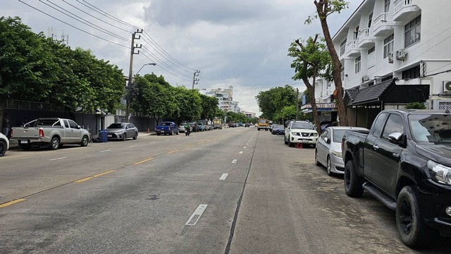 ขายตึกอาคารพาณิชย์ 4ชั้น 2คูหา ซอยลาดพร้าว71 กรุงเทพ ติดทางด่วนเอกมัยรามอินทรา