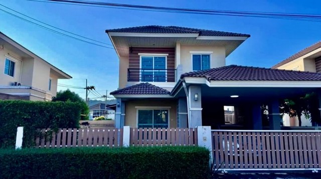 TEL : 092-288 9359 คุณดนิตาLine : https://line.me/ti/p/yxo92dHWP1รายละเอียด : พื้นที่ขนาด 291.6 ตรม. 3 ห้องนอน 3 ห้องน้ำ พร้อมเฟอร์นิเจอร์ครบ  - เตียง 6 ฟุต x 2 สำหรับ 2 ห้องนอน - 2 ตู้เสื้อผ้า - 2 สมาร์ททีวี - โซฟารูปตัว L (2 เมตร)- โซฟาปรับเอน La-Z-Boy - ตู้เย็น - เครื่องซักผ้า - ผ้าม่าน ( กันยูวี) - เหล็กดัด- โต๊ะทานอาหาร - แอร์สถานที่ใกล้เคียง : 30 นาทีถึงอมตะซิตี้ ชลบุรี, 45 นาทีถึงแหลมฉบัง, 60 นาทีถึงอีสเทิร์นซีบอร์ดหรือ WHAเงื่อนไข