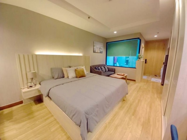 TEL : 092-288 9359 คุณดนิตาLine : https://line.me/ti/p/yxo92dHWP1รายละเอียด : เนื้อที่ขนาด 34 ตรม. ชั้น 10 ตึก A ห้องสตูดิโอ 1 ห้องน้ำ ตกแต่งครบ พร้อมเฟอร์นิเจอร์ และเครื่องใช้ไฟฟ้าครบครัน สิ่งอำนวยความสะดวก : ลิฟต์, ที่จอดรถ, สวนหย่อม, สระว่ายน้ำ, ฟิตเนส, กล้องวงจรปิด, การรักษาความปลอดภัย 24 ชั่วโมง สถานที่ใกล้เคียง : - โรบินสัน เพียง 3นาที หรือ 600 เมตร, - ใกล้ อาตาระ มอลล์ เพียง 1 นาที หรือ 220 เมตร- ใกล้ ร้านอาหารเ