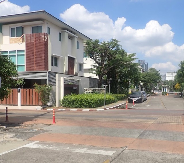 นราธิวาส สระว่ายน้ำ ทาวน์เฮาส์ 3 ชั้น รร.นานาชาติสาทรใหม่ 1.4 กม.3 นอน 3 น้ำ นนทรี16-24 เฟอร์ เครื่องใช้ไฟฟ้าครบ เซ็นทรัล พระราม3 1 กม.5 แอร์  BRT นราราม 3 0.7 กม.อาชีวศึกษาเอี่ยมละออ 3 กม.18 ตร.วา.250 ตร..ม.ซ.นนทรี 16-24 ให้เช่า 34,999 b-m ช้อปปิ้งตลาด ของกินมากมาย ตลาดรุ่งเจริญ 1 กม.เดินทางสะดวก ถ.พระราม 3 นนทรี สาธุประดิษฐ์Sathorn Mai Inter Sch 1.4km. Narathiwat T3-storey townhouse 3bed 3bath NONSRI 16-24 BRT Nararam3 0.7km. fully fur Central Rama 3 1 km. 5 a/c Aiem La-or Vocational College 3 km.18 sq.wa.250 sq.m.  for rent 34,99