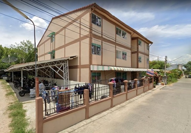 #โซนแม่เหียะ ขาย 14.5 ล้าน 212 ตรว. หอพัก 3 ชั้น 30 ห้อง ทำเลดี #อำเภอเมือง #รับรายได้เดือนละ50,000 กว่าบาททุกเดือน #ใกล้พืชสวนโลก #ใกล้พระธาตุดอยคำ เดินทางสะดวก #ซื้อแล้วดำเนินกิจการต่อได้เลยรายละเอียดห้องพัก และค่าเช่าตัวอาคาร 3 ชั้น อายุ 18 ปี ประกอบไปด้วย1. ห้องพักขนาด 25 ตรม. พัดลม จำนวน 21 ห้อง ค่าเช่า 2,000 บาท ต่อเดือน2. ห้องพักขนาด 25 ตรม. แอร์ จำนวน 4 ห้อง ค่าเช่า 2,400 บาท ต่อเดือน3. ห