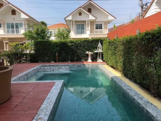 พูลวิลล่าหรูหรา ต้นเปา สันกำแพง ขายพร้อมผู้เช่า     
