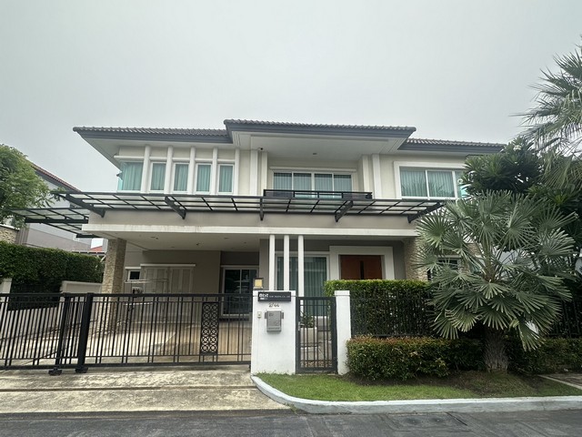 ขายบ้านเดี่ยว 2 ชั้น แกรนด์ บางกอก บูเลอวาร์ด พระราม9–ศรีนครินทร์ 80 ตร.วา ใกล้ทางด่วนพระราม9 ติดโรงเรียนนานาชาติที่ตั้ง : ถ.กรุงเทพกรีฑา แขวงสะพานสูง เขตสะพานสูง กรุงเทพมหานครรายละเอียด :- ขนาด 80 ตร.วา- พื้นที่ใช้สอย 335 ตร.ม.- 4 ห้องนอน 5 ห้องน้ำ + มีห้องแม่บ้านพร้อมห้องน้ำในตัวอีก 1 ห้อง- จอดรถได้ 3 คันสิ่งอำนวยความสะดวก:– สระว่ายน้ำขนาดใหญ่ แยกสระเด็ก ระบบเกลือ- สวนสาธ�