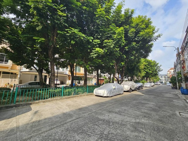 ขายบ้าน 3 ชั้น ใกล้รถไฟฟ้าลาซาล แค่ 400 เมตร หมู่บ้านน่าอยู่ บรรยากาศดี ติดถนนใหญ่ บ้านใหม่ พร้อมอยู่สนใจโทร 061-624-7988ต้องการขายบ้านกลางเมือง บริติช ทาวน์ ศรีนครินทร์ขนาด 21.5 ตร.วา3 ชั้น 2 ที่จอดรถ3 นอน 4 น้ำ 1 ห้องนั่งเล่นใหญ๋ สูง โปร่งมาก.ทำเลดีสุดๆ รถไฟฟ้าอยู่หน้าหมู่บ้านเลยติดถนนศรีนครินทร์ เดินทาง สะดวกสุดๆใกล้ โรงเรียนนานาชาติ สิงคโปร์ , เซ็นโย บางนา.....ราคาถูกสุดๆ..