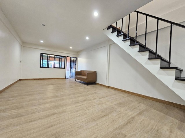 ขายทาวเฮ้าส์ BTSแบริ่ง ทำเลดี แค่700เมตร เดินทางสะดวกแม้ไม่มีรถส่วนตัวสนใจติดต่อ 061-624-7988.ซื้อบ้านได้ในราคาคอนโดขายทาวเฮ้าส์ 2 ชั้นแบริ่ง ใกล้btsแบริ่งเดินทางสะดวก แม้ไม่มีรถส่วนตัวไม่เปลี่ยว ไม่น่ากลัว.ขนาด 18 ตารางวาแค่ 700 เมตร จากบ้านถึงbtsแบริ่ง2 ห้องนอน 1 ห้องน้ำ 1 ที่จอดรถปรับปรุงใหม่ทั้งหลัง พร้อมอยู่..ราคาเพียง 2.45 ล้าน เท่านั้นสนใจติดต่อ 061-624-7988Line @deeasset (มี @ นำหน้า)