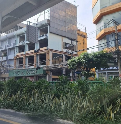 รหัส M650360ขายอาคารพาณิชย์ 3 คูหา ติดเดอะมอลล์รามคำแหง ริมถนนใหญ่​ ขนาด​ 60 ​ตรว.หน้ากว้าง 12 เมตรราคา 80 ล้านบาท***ที่ตั้งและสถานที่สำคัญใกล้เคียง***– อยู่ใกล้ จุดขึ้นลง ทางด่วน และมอเตอร์เวย์ สถานีแอร์พอร์ตลิงก์ รามคำแหง– สถานที่สำคัญใกล้เคียง1. สถานศึกษา: มหาวิทยาลัยรามคำแหง, มหาวิทยาลัยอัสสัมชัญ ABAC, ร.ร.สาธิต ม.รามคำแหง, ร.ร.เทพลีลา, ม.เกษมบัณฑิต, มศว, ร.ร.เตรียมอุดมศึกษ