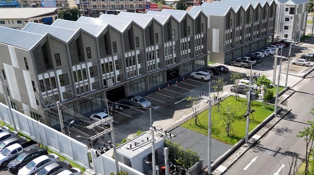 อาคารพาณิชย์ 3.5 ชั้น ที่ตอบโจทย์ทั้งการอยู่อาศัยและการทำธุรกิจ ตั้งอยู่บนทำเลศักยภาพแห่งใหม่ รายล้อมด้วยสำนักงาน โรงเรียนนานาชาติ บริษัทต่างชาติ และโครงการหมู่บ้านหรู พื้นที่ใช้สอยกว้างขวาง พร้อมฟังก์ชันครบครัน โดดเด่นด้วย Double Volume ราคาเริ่มต้น 6.99 ล้านบาท*ที่ตั้ง : เชียงใหม่ - วงแหวนรอบสาม อำเภอหางดง จังหวัดเชียงใหม่จุดเด่นของโครงการ:-การตกแต่งภายในสไตล์