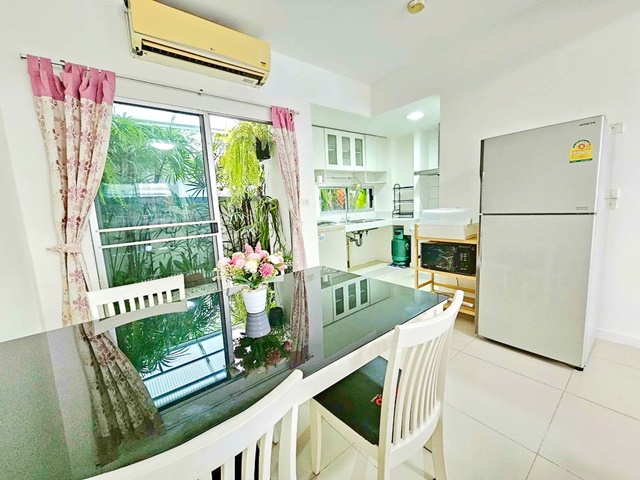 MRT ศรีบูรพา 1.2 กม จัดเต็มเฟอร์ 3 น้ำ 3 แอร์ กรุงเทพกรีฑา 1-9 ใจกลางเมือง ม.นิด้า 1.7 กม.ให้เช่า ทาวน์เฮาส์ 3 ชั้น 3 นอน