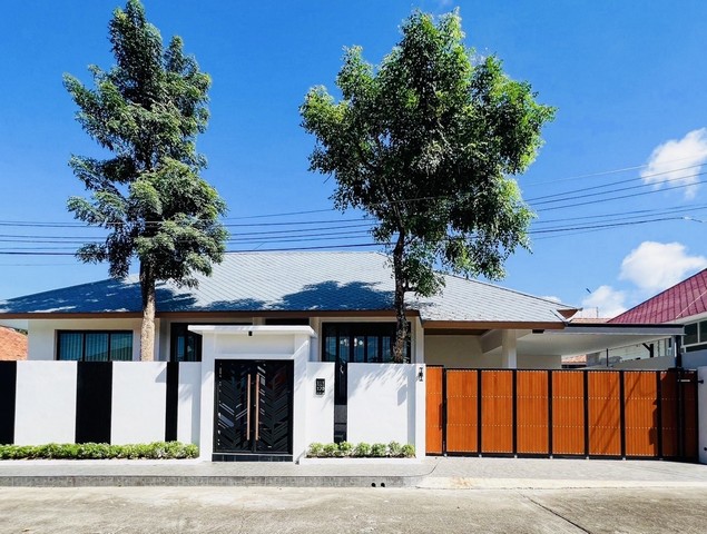 ขายบ้านเดี่ยวพูลวิลล่าหมู่บ้านสวนเนรมิต5 ภูเก็ต  POOL VILLA FOR SALE PHUKET เฟอร์ครบสถานที่ตั้งหมู่บ้าน บ้านสวนเนรมิต 5 ศรีสุนทร ภูเก็ตเนื้อที่ 93.8 ตร.ว.พื้นที่ใช้สอย 375 ตร.มรายล่ะเอียด 3 ห้องนอน  3 ห้องน้ำ 1 ห้องครัวพร้อมใช้ 2 ที่จอดรถ สระว่ายน้ำขนาด 3*9 เมตร ประตูรั้วรีโมทมียามรักษาความปลอดภัยสถาที่ใกล้เคียง- โรบินสันถลาง- 7/11- รอยัล ภูเก็ตมารีน่า- โงพยาบาลส่งเสริมสุขภาพ เกาะแก้ว- โ�