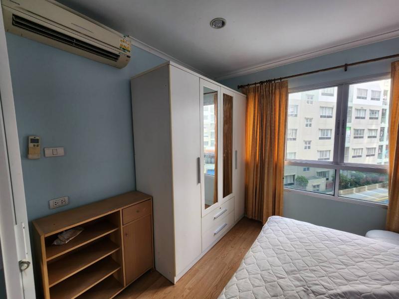 ให้เช่า คอนโด ลุมพินี วิลล์ ประชาชื่น-พงษ์เพชร 1 ห่างจากห้างเดอะมอลล์งามวงค์วาน 300 เมตร. HOMEPRO 100 เมตรห้องขนาด 32 ตร. ม. ชั้น 6 ตึก เอ วิวสระว่ายน้ำ เครื่องใช้ไฟฟ้าครบ- แอร์ 2 ตัว- เครื่องทำน้ำอุ่น- ทีวี- ตู้เย็น- เฟอร์นิเจอร์ครบสิ่งอำนวยความสะดวก- สระว่ายน้ำ, ฟิตเนส- ร้านค้า, ร้านอาหาร, ร้านซัก อบ รีด- ห้องสมุด- 7 eleven มินิมาร์ท- อื่นๆ (สนามเด็กเล่น)- ราคา 7000 บาท/เดือน**(สัญญาเช่า 1 ปี = จ