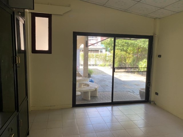 ให้เช่าบ้านเดี่ยว2ชั้นถ.ลาดพร้าว64 หลังใหญ่107 ตร.วใกล้BTS แอร์ 6 เครื่องเฟอร์บางส่วน มี5นอน4น้ำ ราคาเช่าเดือนละ45,000บาท