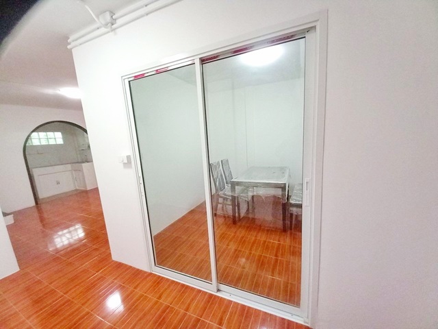 เสรีไทย 19-25  ให้เช่า ทาวน์เฮ้าส์ 2 ชั้น รีโนเวทใหม่ทั้งหลัง ม.นิด้า 1.4กม.3 นอน ถูกคุ้มสุดๆ 16 ตร.ว. มี 7-11 MRT คลองบ้านม้า 1 กม.