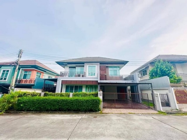 TEL : 092-288 9359 คุณดนิตาLine : https://line.me/ti/p/yxo92dHWP1รายละเอียด : บ้าน Type C เนื้อที่ขนาด 68 ตรว. พื้นที่ใช้สอย 265 ตรม.4 ห้องนอน 3 ห้องน้ำ 1 ห้องครัว1 ห้องรับแขก 2 ที่จอดรถบ้านอายุ 10 ปีหันหน้าทางทิศเหนือวัสดุก่อสร้างเป็นอิฐแดงรายการของแถม : - ห้องนอน 4 ห้อง บิ้วอินทุกห้อง- ห้องครัวบิ้วอิน (ครัวบุญถาวร)- ผนังติดวอร์เปเปอร์- แอร์ยี่ห้อ Daikin 6 ตัว- ผ้าม่าน- มุ้งลวด- สัญญาณกันขโมย- กล้องวงจรปิด - ประตูรีโมท - 