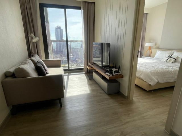 TEL : 092-288 9359 คุณดนิตาLine : https://line.me/ti/p/yxo92dHWP1รายละเอียด : เนื้อที่ขนาด 41 ตรม. ชั้น 22 1 ห้องนอน 1 ห้องน้ำ เฟอร์นิเจอร์ และเครื่องใช้ไฟฟ้าครบ ทำความสะอาดห้อง อาทิตย์ละ2ครั้งฟรีสิ่งอำนวยความสะดวก  : - สระว่ายชั้น38- ฟิตเน็ทพร้อมเครื่อง ออกกำลังกายหลายชนิด- ออนเซ็นแยกชายหญิง- ห้องดูภาพยนตร์- ห้องประชุม- ห้องนั่งเล่นสไตล์ญี่ปุ่น- Golf Simulatorเงื่อนไขในการเช่า สัญญารายปี มัดจำ 2 เดือน ล่วงหน้า