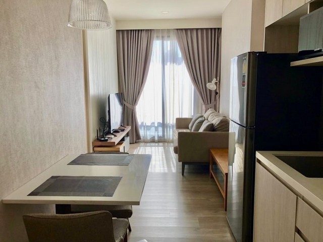 TEL : 092-288 9359 คุณดนิตาLine : https://line.me/ti/p/yxo92dHWP1รายละเอียด : เนื้อที่ขนาด 41 ตรม. ชั้น 22 1 ห้องนอน 1 ห้องน้ำ เฟอร์นิเจอร์ และเครื่องใช้ไฟฟ้าครบ ทำความสะอาดห้อง อาทิตย์ละ2ครั้งฟรีสิ่งอำนวยความสะดวก  : - สระว่ายชั้น38- ฟิตเน็ทพร้อมเครื่อง ออกกำลังกายหลายชนิด- ออนเซ็นแยกชายหญิง- ห้องดูภาพยนตร์- ห้องประชุม- ห้องนั่งเล่นสไตล์ญี่ปุ่น- Golf Simulatorเงื่อนไขในการเช่า สัญญารายปี มัดจำ 2 เดือน ล่วงหน้า