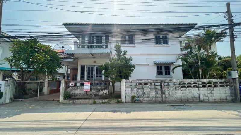 หมู่บ้านจรรยานิเวศน์ ซอยแจ้งวัฒนะ-ปากเกร็ด 35 ติดรถไฟฟ้าสถานี ศรีรัช ติดทางด่วนแจ้งวัฒนะ เพียง 250 เมตร ใกล้ทางเข้าเมืองทองรายละเอียด :- บ้านอยู่ถนนเมน ห่างรถไฟฟ้าและทางด่วน เพียง 250 เมตร- ขนาด 48 ตร.ว. 185 ตร.ม.- 4 ห้องนอน 4 ห้องน้ำ , 2 ที่จอดรถ- ต่อเติมโรงรถ , ต่อเติมครัว , ต่อเติมห้องนั่งเล่น- หันหน้าทิศตะวันออกเฉียงใต้- ความเป็นส่วนตัว เงียบสงบ เพื่อนบ้านดี- สภาพแวดล้อมดี 