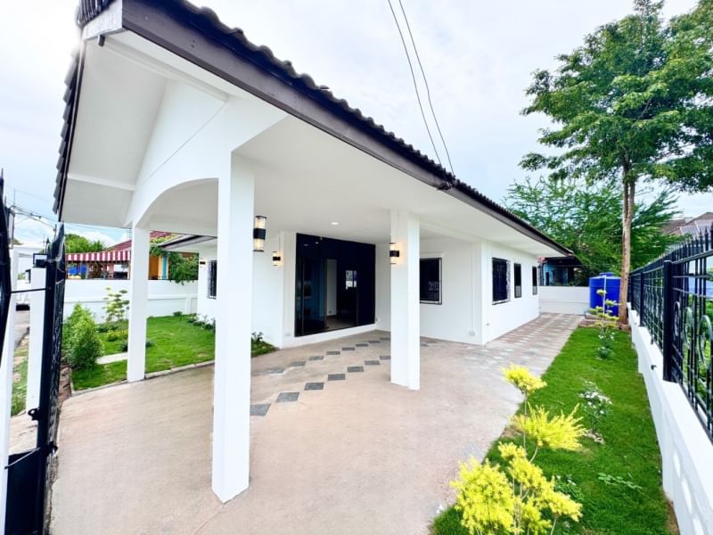 AOM 1252พัทยาแลนด์เเอนด์ เฮาส์พื้นที่ 58 ตรว  3.39 ล้านบาท โอน 50/502 นอน 1น้ำ 1ครัว 1จอดรถพิกัด เนินพลับหวานรายละเอียดกรณีซื้อผ่อนตรงSาคา 3.39 ล้านบาทผ่อนตรง วางดาวน์ 500,000บาท ผ่อนเดือนละ 23,000 ต่อเดือนสัญญา 1 ปีผู้ซื้อออกโอนเองเเถมเฟอร์ตามภาพ บ้านสวย ราคาดี ฟังก์ชั่นลงตัวสุด บ้านเดี่ยวชั้นมือ ตกแต่งใหม่ สุดเกร๋ ด้วยฝ้าที่สูงโปร่ง บรรยากาศดี บ้านโปร่งสบาย สิ่งอำนวยความสะดวกมา