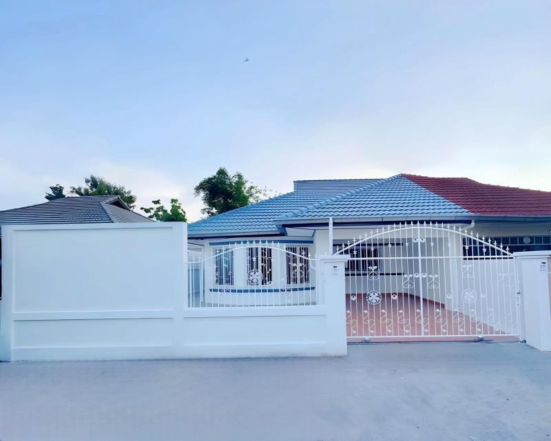 AOM 1251ขายด้วย ผ่อนตรงด้วย ปล่อยเช่าด้วยยยยHouse for Sale & Rentบ้านแฝดรีโนเวทใหม่ พร้อมอยู่ 2ห้องนอน 2ห้องน้ำ พัทยา-เขาน้อย sาคา 2.89 ลบ. ฟังก์บ้ชั่นลงตัว ของแถมเพียบ มีพื้นที่ข้างบ้านเหลือๆ มีสวนหย่อมหน้าบ้านโปร่งสบายบ้านสวย ราคาดี ฟังก์ชั่นลงตัวสุด บ้านแฝดชั้นเดียว ตกแต่งใหม่ สุดเกร๋บรรยากาศดี มีพื้นที่ข้างบ้านเหลือๆ มีสวนหย่อมหน้าบ้านโปร่งสบาย พร้อมสิ่งอำนวยความสะ