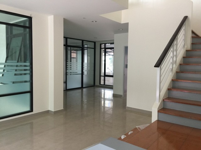 ม. พฤกษาวิลล์ 43 พระราม5–นครอินทร์ ซอยวัดตะเคียน เดินทางสะดวกมีรถสองแถวผ่านหน้าหมู่บ้าน