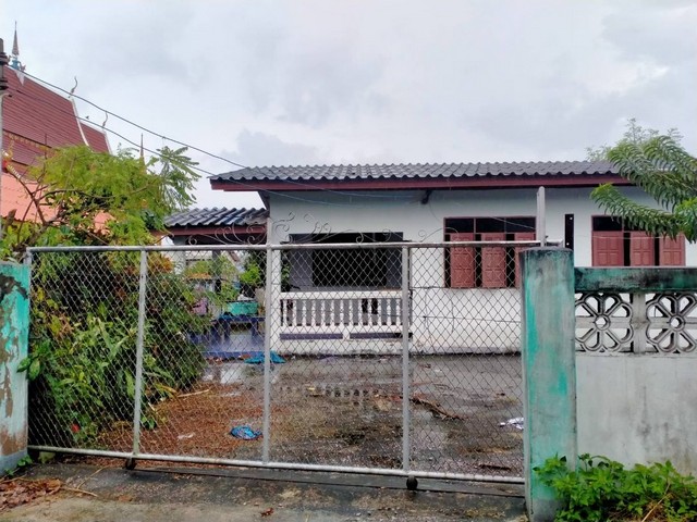   Code ID : PGLPG-LB-A-660004  ราคา 750,000  บาท ▸ เนื้อที่ 1 งาน  พื้นที่ใช้สอย 168 ตร.ม.   ▸ 2 ห้องนอน 1 ห้องน้ำ    ▸ 1 ที่จอดรถ   บ้านหันไปทางทิศตะวันออก  พิกัดทรัพย์ : https://maps.app.goo.gl/U6ZFEL29SZy7pNiH9  สถานที่ใกล้เคียง ▸ใกล้  PTT Station ปตท.งาว 1 ▸ใกล้  ที่ว่าการอำเภองาว ▸ใกล้  วัดบ้านแหง ▸ใกล้  สะพานโยง (สะพานข้ามลำน้ำแม่งาว)  สอบถามเพิ่มเติม / นัดชม โทร. 097-419-5982(พลอย) โทร. 096-932-4624(ออมสิน) Line : @panaya (มี@ด้านหน้า)  ปรึกษาสินเชื่อฟรี One Stop Service ดูแ�