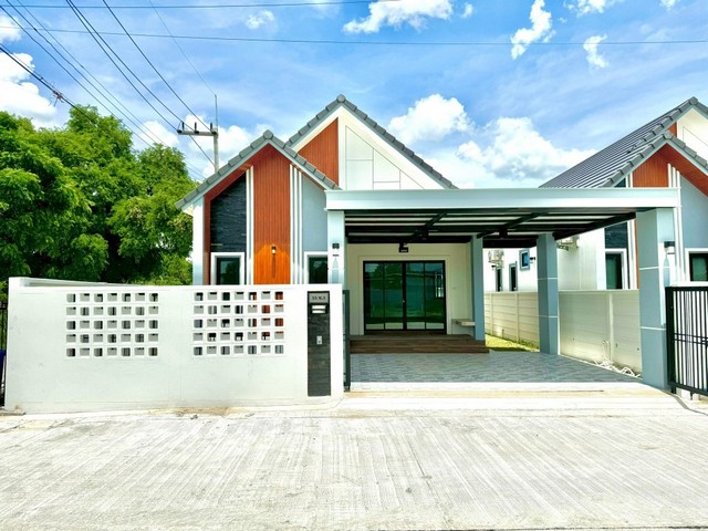 ขายบ้านเดี่ยวหลังใหญ่สุดสวย ทันสมัย สไตล์นอร์ดิก ทำเลทอง บ้านสวน หนองข้างคอก ใกล้หนองรี เมืองชล เดินทางสะดวก รถไม่ติดรายละเอียดบ้านเดี่ยวชั้นเดียว  - ขนาด 3 ห้องนอน - 2 ห้องน้ำ - 2 ที่จอดรถราคาเริ่มต้น 2.XX ลบ.เท่านั้น ส่วนลดจุกๆ พื้นที่ 54 ตรว. พร้อมของเเถมฟรี : - แอร์ 1 ตัว- หลังคาโรงจอดรถ - ปูกระเบื้องโรงจอดรถ- ปูหญ้ารอบตัวบ้าน- บิวท์อินเคาน์เตอร์ครัว+ ซิงค์ล้างจาน- ฟร�