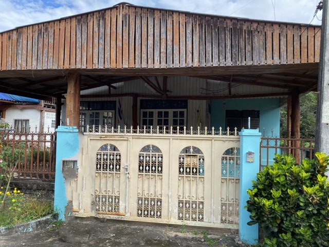   Code ID : PGLPG-LB-A-650020  ราคา  1,490,000  บาท ▸ เนื้อที่ 3 งาน 61 ตร.ว   พื้นที่ใช้สอย 180 ตร.ม.   ▸ 2 ห้องนอน 1 ห้องน้ำ    ▸ 1 ที่จอดรถ   บ้านหันไปทางทิศตะวันตก  พิกัดทรัพย์ : https://maps.app.goo.gl/dgd96sYSADG81DUr6  สถานที่ใกล้เคียง ▸ใกล้  PTT Station ปตท.วังเหนือ ▸ใกล้  โรงพยาบาลวังเหนือ ▸ใกล้  ตลาดสดวังเหนือ ▸ใกล้  โรงเรียนวังเหนือวิทยา  สอบถามเพิ่มเติม / นัดชม โทร. 097-419-5982(พลอย) โทร. 096-932-4624(ออมสิน) Line : @panaya (มี@ด้านหน้า)  ปรึกษาสินเชื่อฟรี One Stop Ser