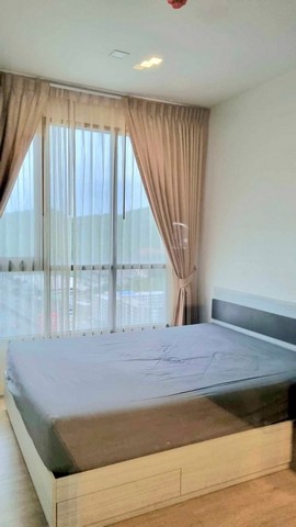 TEL : 092-288 9359 คุณดนิตาLine : https://line.me/ti/p/yxo92dHWP1รายละเอียด : เนื้อที่ขนาด 35 ตรม. ห้องมุม ผนังห้องไม่ติดกับใคร ชั้น 25 ขนาด 2 ห้องนอน 1 ห้องน้ำ  แอร์ 3 ตัว พร้อมเฟอร์นิเจอร์ และเครื่องใช้ไฟฟ้าครบ ขายพร้อมผู้เช่า รับค่าเช่า 10,000บาท/เดือน (เช่านามบุลคล )สัญญาสิ้นสุด 31 พฤษาคม 2568 สิ่งอำนวยความสะดวกภายในโครงการ : - ห้องอบซาวน่า- สระว่ายน้ำ , สนามหญ้า, ที่นั่งเล่นกลางแจ้ง ,ที่นั่งเล่นบนดาดฟ้า- สวน