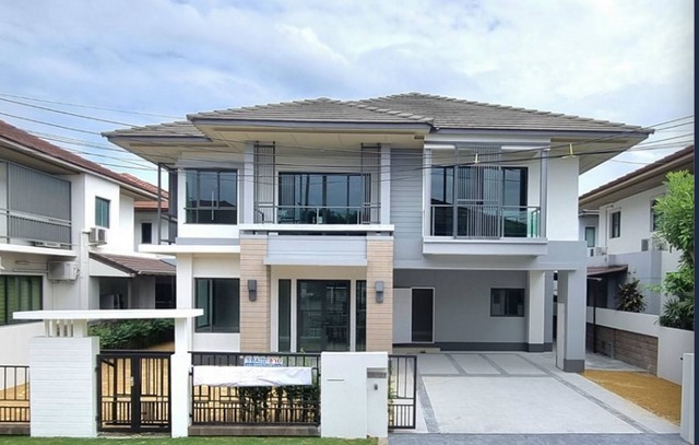 เศรษฐสิริ ชัยพฤกษ์ บ้านมือสองตกเเต่งใหม่เศรษฐสิริ ชัยพฤกษ์ - แจ้งวัฒนะ Setthasiri Chaiyaphruek - Changwattana(FOR SALE)บ้านเดี่ยว เศรษฐสิริ ชัยพฤกษ์-แจ้งวัฒนะ สภาพดี พร้อมอยู่ที่ตั้ง : ถนนชัยพฤกษ์ ตำบลบางพลับ อำเภอปากเกร็ด จังหวัดนนทบุรี 11120รายละเอียดทรัพย์- บ้านเดี่ยว 2 ชั้น ขนาดเนื้อที่ 87.7ตร.ว. พื้นที่ใช้สอย 282ตร.ม.- 4 ห้องนอน, 4 ห้องน้ำ, 1 ห้องรับแขก, 1 ห้องนั่งเล่น, 1 ห้องรับประทานอาหารสิ่งอำนวยค