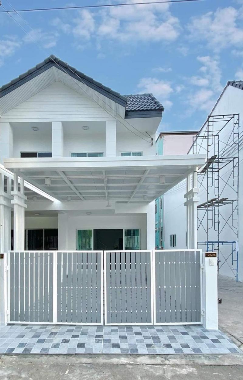 AOM 1364ขายทาวเฮ้าส์2ชั้น หมู่บ้านบ้านสวนสุวัฒนา เนินพลับหวาน ใกล้ รร.สว่างบริบูรณ์ 100 เมตรทาวเฮ้าส์2 ชั้น หน้าบ้านไม่ติดใคร ตกแต่งเฟอร์นิเจอร์บิ้วอินทั้งหลังพร้อมเข้าอยู่แบบ 2 ห้องนอน 3 ห้องน้ำ จอดรถในบ้าน 1 คัน หน้าบ้าน 1 คัน2.69 ลบ รับพิจารณาเคสผ่อนพื้นที่เริ่มต้น 19.xx ตรว. บ้านทำเลดีอยู่ในโครงการหมู่บ้าน สภาพแวดล้อมดี สังคมดี สะอาด มี รปภ.24 ชั่วโมง   สถานที่ใกล้เคียง