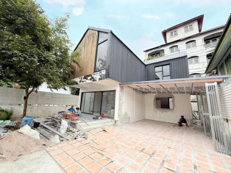 #ขายบ้านเดี่ยวหลังใหญ่ตัวเมืองชลบุรี#บ้านเดี่ยวหลังใหญ่ที่ทำเลดีมาก ????ตัวเมืองชลบุรี ใกล้ รร.ชลชาย????รพ.สมิติเวช เพียง 1 นาทีถึง #บ้านเดี่ยว 2 ชั้นสไตล์สมัยใหม่ ✴️พร้อมรีโนเวททั้งหลัง✴️????บนพื้นที่ 60 ตรว ตกแต่งแบบทันสมัย✴️มาพร้อมเฟอร์นิเจอร์ตามภาพ ???? 4 ห้องนอน (บน 3 ล่าง 1 )????​3 ห้องน้ำ ????​1 ห้องครัวครัวไทย     (พร้อมด้านหลังอีก 1) ???? 4 ที่จอดรถ  ????​ค่าใช้จ่าย????✅ ค่าโอน 50/50  ✅ ฟ