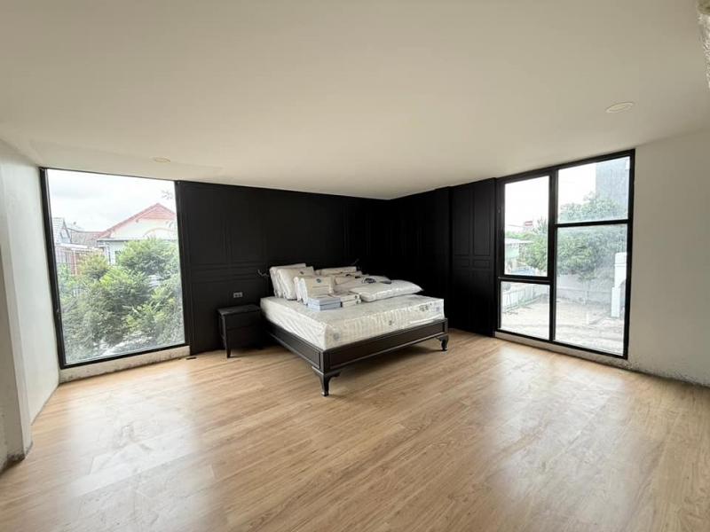 บ้านเดี่ยวหลังใหญ่ที่ทำเลดีมาก  พร้อมรีโนเวททั้งหลัง????ตัวเมืองชลบุรี ใกล้ รร.ชลชาย