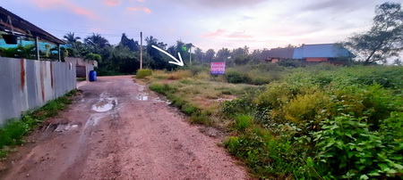 รหัสทรัพย์ : L#23049 (L081885)ขายที่ดินเปล่าเนื้อที่ 150 ตร.ว.   แปลงมุม ในซอยนัดตาว่าย บางขันแตก สมุทรสงคราม เหมาะสร้างเป็นที่อยู่อาศัย หรือเพื่อลงทุน    - ตรงข้ามปากทางวัดบางขันแตก  - ปั๊ม ปตท. บางขันแตก  - ตลาดน้ำอัมพวา  - โรงเรียนวัดบางขันแตก     ซอยนัดตาว่าย พัฒนา 1 ถ.3093 ต.บางขันแตก อ.เมืองสมุทรสงคราม  จ.สมุทรสงคราม  สนใจสอบถามข้อมูลเพิ่มเติมได้ที่ #ERA พร็อพเพอร์ตี้ เน็ทเวิร์ค จำก