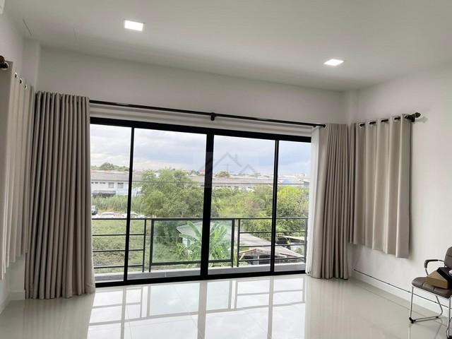 ให้เช่าและขายสำนักงาน 3 ชั้น 62 ตรว 420 ตรม. ลำลูกกาคลอง 4 ซอยไสวประชาราษฎร์ 23 ใกล้ตลาด AC ลำลูกกา