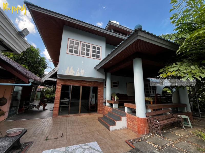 ขายบ้านเดี่ยว 2 ชั้น (ภายในที่ดิน มีบ้าน 4 หลัง) รวม 2 โฉนด  เนื้อที่ 233 ตร.ว. ซอยรามอินทรา 5 แยก 3  การเดินทาง  เข้าปากซอยรามอินทรา ซอย 5  ประมาณ 400 เมตร ถึงแปลงที่ดิน  ใกล้รถไฟฟ้าสายสีชมพู สถานีรามอินทรา 3  เพียง 550 เมตร รวมเนื้อที่ 233  ตร.ว.แปลงที่ 1  เนื้อที่ 1 งาน 33 ตร.ว.แปลงที่ 2  เนื้อที่ 1 งานกว้าง  23.97 เมตรยาว  36.95 เมตรรายละเอียดในที่ดินมีอาคาร 4 หลัง บ้านหลังที่  1.บ้านเดี่ยว 2 ชั้น      มี