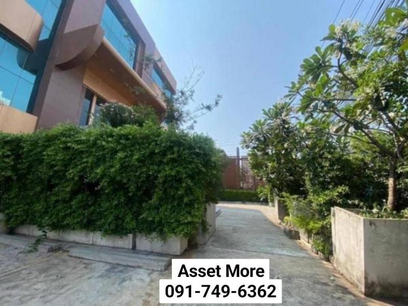 ให้เช่า อาคารสำนักงาน ใกล้รถไฟฟ้า ใกล้ทางด่วน ทำเลดีมาก  เลียบด่วน เหม่งจ๋าย ทาวน์อินทาวน์ จอดรถ 20 คันรหัสทรัพย์ 67-AMY-CB012*** ราคาเช่า  600,000 บาท/เดือน ***  รายละเอียด- ตึก 4 ชั้น (ชั้น 5 เป็นดาดฟ้า)- พื้นที่ 1,500 ตารางเมตร- มีที่จอดรถได้ 20 คัน- มีลิฟต์โดยสารทุกชั้น- มีกล้อง CCTV ทั้งตึก- มีจุดติดป้ายโฆษณาขนาดใหญ่ ให้ใช้ฟรี- ฝ้าสูง ตกแต่งใหม่สวยงามมากๆ เจ้าของดูแลเป็นอย่างดี- เข้าออก