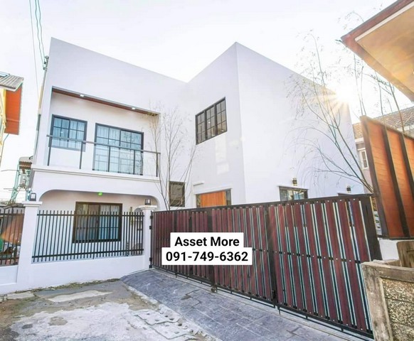 ให้เช่าบ้านเดี่ยว ย่านห้วยขวาง 5 นอน ขนาด 60 ตรว. ใกล้โรงเรียนนานาชาติ  Regent  KIS  SISB  ใกล้ MRT สถานีห้วยขวาง *** ราคาเช่า  250,000  บาท/เดือน ***(เงื่อนไขการเช่า  :  เช่าขั้นต่ำ 1 ปี ล่วงหน้า 1 เดือน ประกัน 3 เดือน)ที่ตั้ง  : ถ.ประชาอุทิศ แขวงวังทองหลาง เขตวังทองหลาง กรุงเทพมหานคร 10310รายละเอียด บ้านเดี่ยว 2 ชั้น ที่ดิน 60 ตารางวาพื้นที่ใช้สอย  500 ตารางเมตร 5 ห้องนอน   3 ห้องน้ำ 2 ห้องรับแขก 1ห้องอาหาร