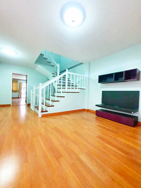 บิ๊กซี มาร์เก็ต สวนหลวง เฉลิมพระเกียรติร 9 ซ.24-30 ไม่เคยอยู่ ทาวน์เฮ้าส์ 3 ชั้น 3 นอน ถูกที่สุดในโลก MRT ศรีอุดม 4.4 กม 3 น้ำ 20 ตร.วา.