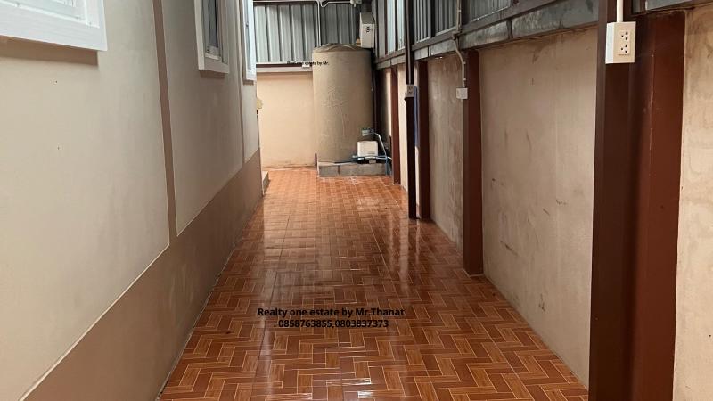 ขายบ้านเดี่ยว ขนาด 3 ห้องนอน 2 ห้องน้ำ 1 ห้องครัว 1 ห้องรับแขก 2 ที่จอดรถ บนเนื้อที่ 56.3 ตร.ว***** อยู่ใกล้เมือง เยื้องห้างแม็คโครสุโขทัย ใกล้โรงเรียนอนุบาลสุโขทัย ใกล้ถนนบาสพาสรอบเมือง***** บริเวณด้านหลังและด้านข้างของตัวบ้าน ต่อเติมหลังคาและปูกระเบื้องเต็มพื้นที่ถึงรั้วบ้าน***** การเดินทางสะดวกสบาย อยู้บนถนนสิงหวัฒน์ (สี่เลน) เพียงลงซอยไป 70 เมตรเท่านั้น สามารถเดิน