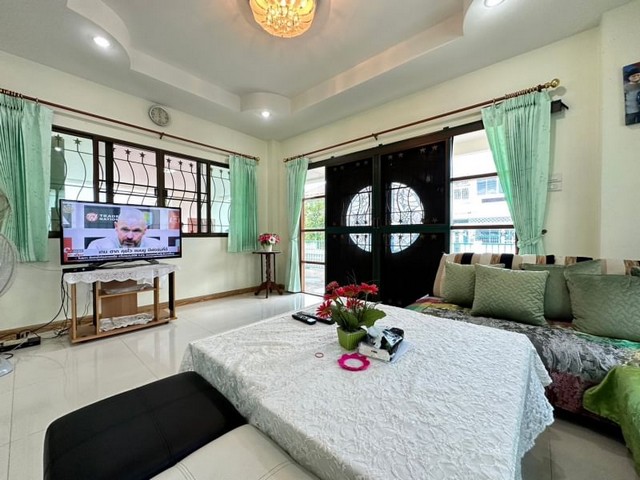 TEL : 092-288 9359 คุณดนิตาLine : https://line.me/ti/p/yxo92dHWP1รายละเอียด : เนื้อที่ขนาด 59.5 ตรว. พื้นที่ใช้ส้อยประมาณ 220 ตรม.3 ห้องนอน 3 ห้องน้ำ จอดรถ 2 คัน หน้าบ้านหันไปทิศเหนือ ของแถม : - แอร์4เครื่อง พัดลม5เครื่อง เครื่องทำน้ำอุ่น 1เครื่อง - ทีวี 1 เครื่อง พร้อมจานดาวเทียม- ชุดโซฟารับแขก โต๊ะทานอาหาร ชุดตกแต่งทั่วไป- ตู้เย็น- ชุดบิ้วอินห้องครัวพร้อมเตาแก๊ส  ชุดเตียงนอน และโต๊ะเครื่องแป้ง ครบทุกห้อง - 