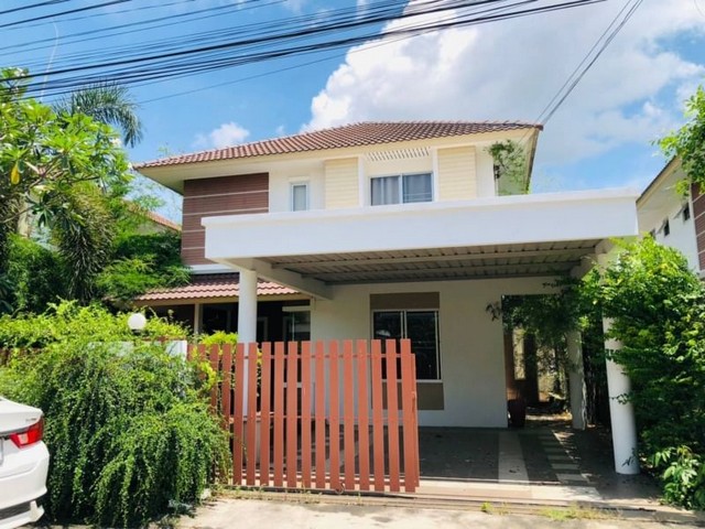 TEL : 092-288 9359 คุณดนิตาLine : https://line.me/ti/p/yxo92dHWP1รายละเอียด : เนื้อที่ขนาด 54 ตรว. 3 ห้องนอน 3 ห้องน้ำ 1 ห้องครัว 1 ห้องโถง 2 ที่จอดรถ บ้านอายุประมาณ 9 ปี เพิ่งรีโนเวทใหม่ค่าส่วนกลางประมาณ 4,000 บาท / ปีFully furnished TV Aircon ตู้เย็น เครื่องซักผ้าสวนหน้าบ้านปูไม้เทียม พื้นชั้นล่างกระเบื้อง ชั้นบนไม้ laminate ข้างหลังมีต่อเติมเป็นหัองออกกำลังกาย home office หรือห้องของเล่นได้ค่าธรรมเนียมโอน 50/50 F-A14 (442)