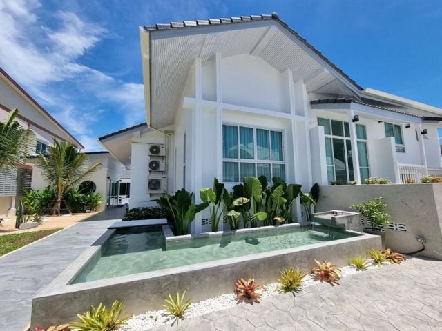 TEL : 092-288 9359 คุณดนิตาLine : https://line.me/ti/p/yxo92dHWP1รายละเอียด : ขนาดที่ดินขนาด 213 ตรว. บ้านนอกโครงการ มีทั้งหมด 3 หลังแยกเป็นสัดส่วนหลังใหญ่มี 3 ห้องนอน 3 ห้องน้ำหลังที่2 จะทำเป็นห้องปาร์ตี้ดัหนังฟังเพลงหรือจะทำเป็นห้องนอนก็ได้เป็นแบบ.Pool​ ​accessหลังนี้พื้นที่ใช้สอย 50 ตรม.พร้อมห้องน้ำและห้องแต่งตัว​หลังที่3 เป็นส่วนของห้องครัวสามารถทำอาหารได้ทุกชนิดพร้อมชุดโต๊ะทานข้าวขนาด 8 ที่นั