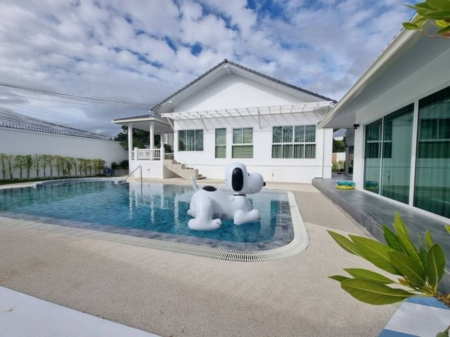 TEL : 092-288 9359 คุณดนิตาLine : https://line.me/ti/p/yxo92dHWP1รายละเอียด : ขนาดที่ดินขนาด 213 ตรว. บ้านนอกโครงการ มีทั้งหมด 3 หลังแยกเป็นสัดส่วนหลังใหญ่มี 3 ห้องนอน 3 ห้องน้ำหลังที่2 จะทำเป็นห้องปาร์ตี้ดัหนังฟังเพลงหรือจะทำเป็นห้องนอนก็ได้เป็นแบบ.Pool​ ​accessหลังนี้พื้นที่ใช้สอย 50 ตรม.พร้อมห้องน้ำและห้องแต่งตัว​หลังที่3 เป็นส่วนของห้องครัวสามารถทำอาหารได้ทุกชนิดพร้อมชุดโต๊ะทานข้าวขนาด 8 ที่นั