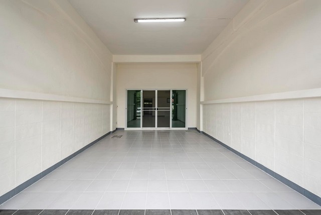 P4 ขายทาวน์โฮม รีโนเวทใหม่  4 ชั้น ซอยลาดพร้าว 122 (ซอยมหาดไทย) ใกล้รถไฟฟ้า สถานีมหาดไทย ใกล้โรงเรียนสองภาษาลาดพร้าว รพ.ลาดพร้าว 